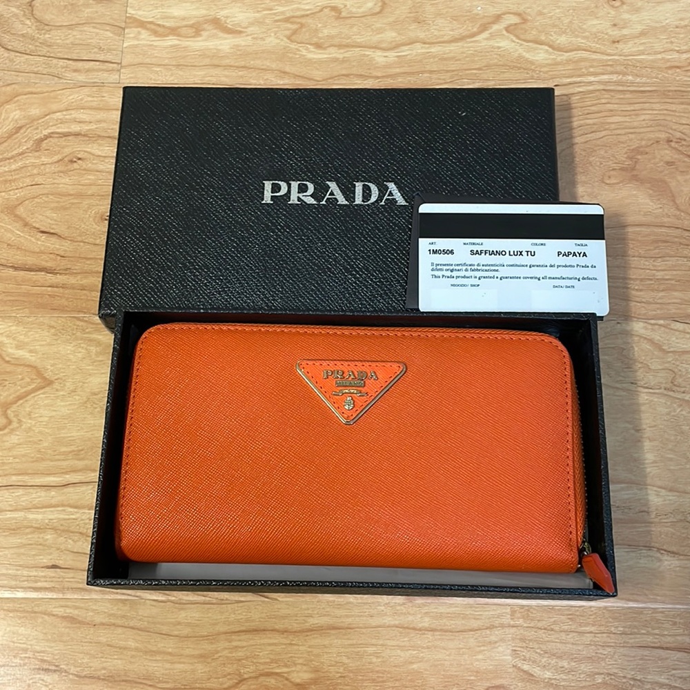 Prada leather wallet. Never used. Comes with the authentication card and box.